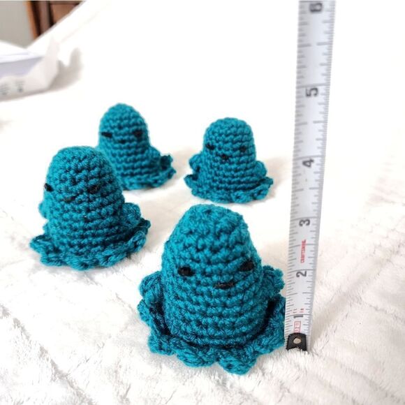 Set of 4 handmade crochet mini ghosts - Picture 1 of 4